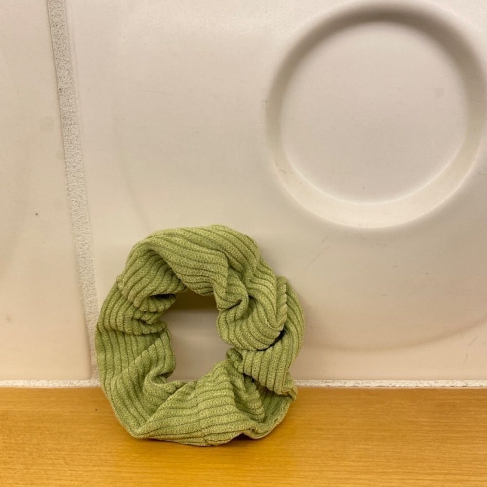 1379 Set of 7 Scrunchies Different Colors CorduroyNWT - Picture 4 of 8